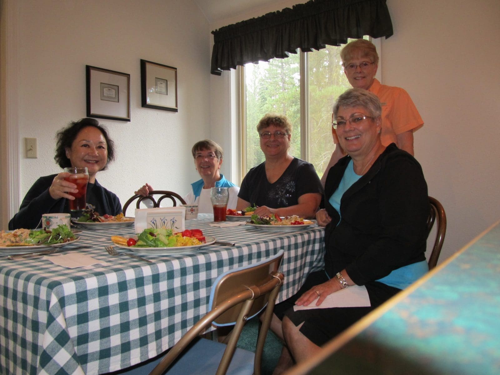 Knotty-Ladies-Dine